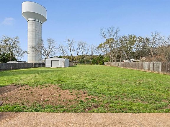 2nd image of 10040 Country Rd