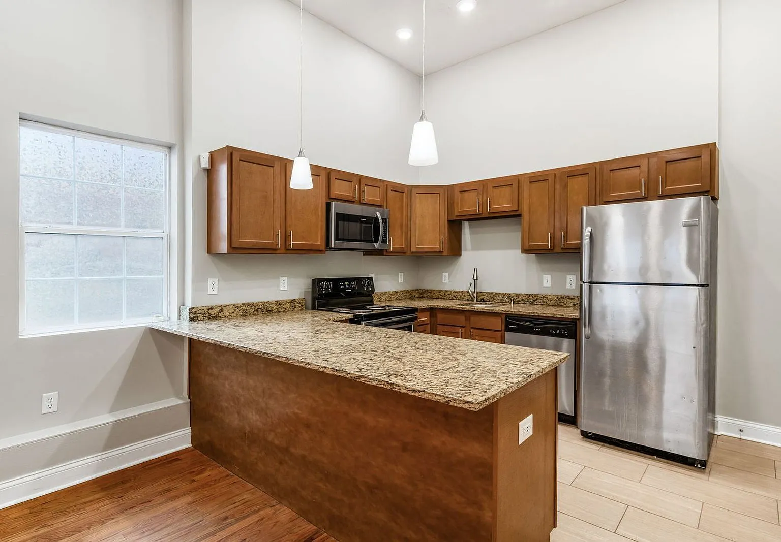 2 bed, 1.0 bath, 700 sqft, $1,299 — Photo 4