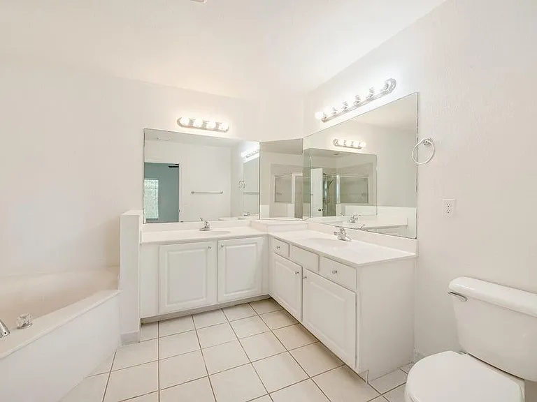 4102 Emerald Vis — Photo 5