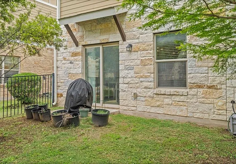 516 E Slaughter Ln — Photo 29