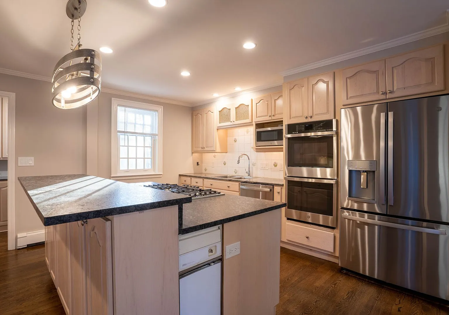 No Place Like This Listing!! 8 Bed 5.5 Bath! — Photo 3