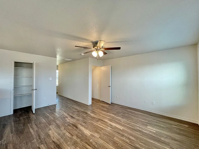 1708 Castroville Trl — Photo 6