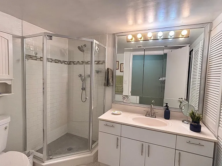 800 NE 195th St #605 — Photo 31