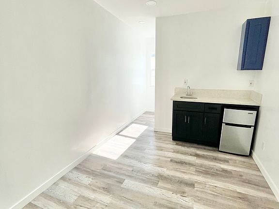 5th image of 3831 Wisconsin St #7C