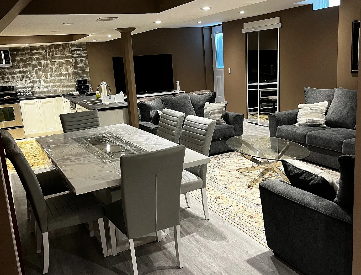 2 bed, 1000 sqft, $1,800 — Photo 1