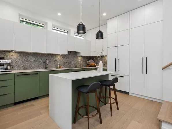11 E 19th Ave, Vancouver, BC V5V 1H8