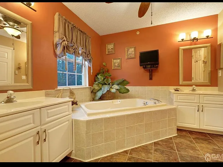 46 Prestwick Way — Photo 18
