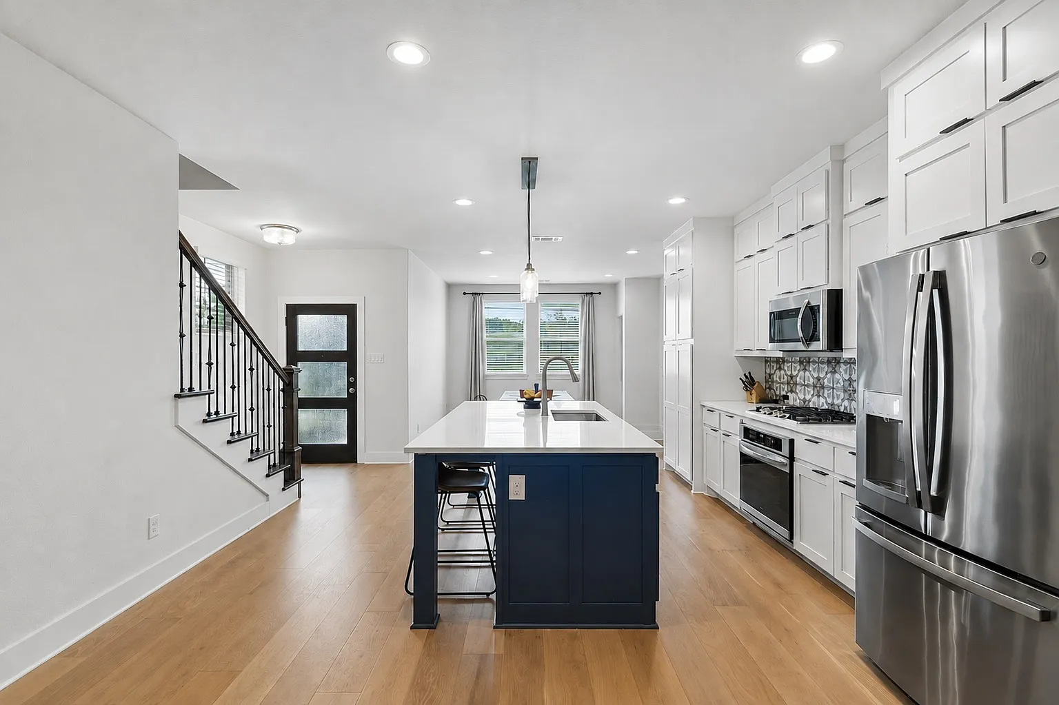 3 bed, 2.5 bath, 2000 sqft, $2,300 — Photo 3