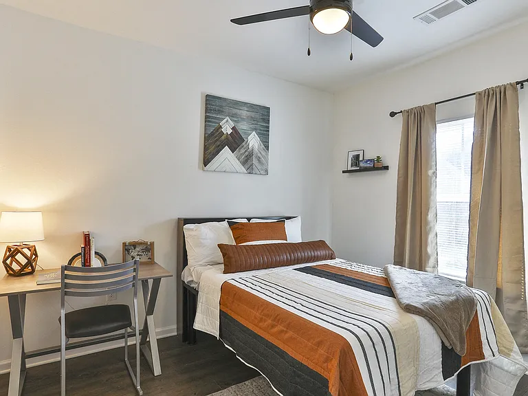 Flagship Western Apartments & Townhomes — Photo 17