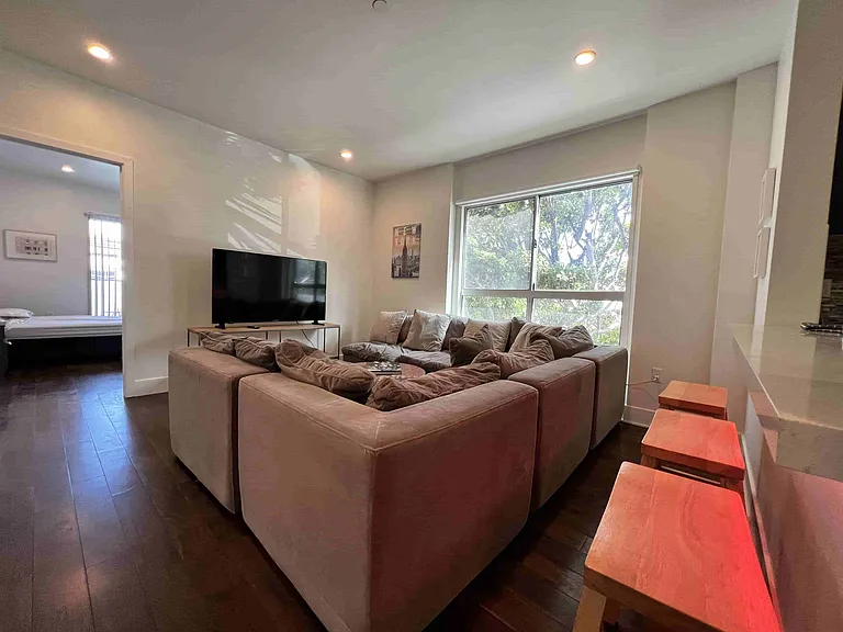 1747 N La Brea Ave — Photo 20