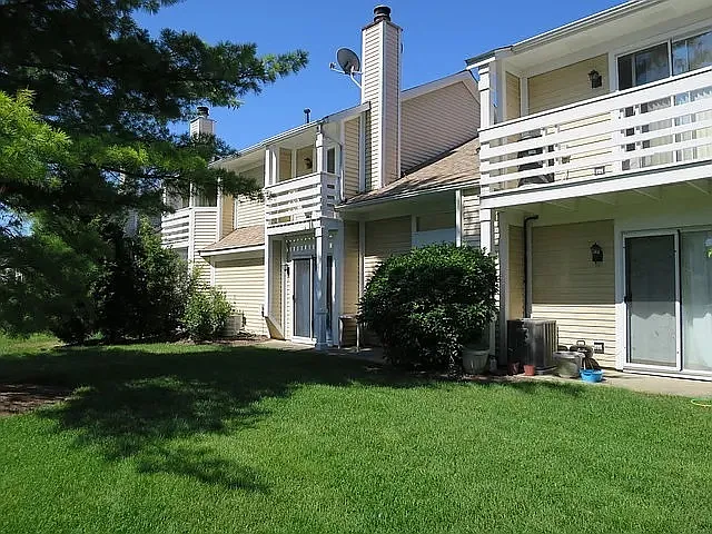 1042 Courtland Dr — Photo 6