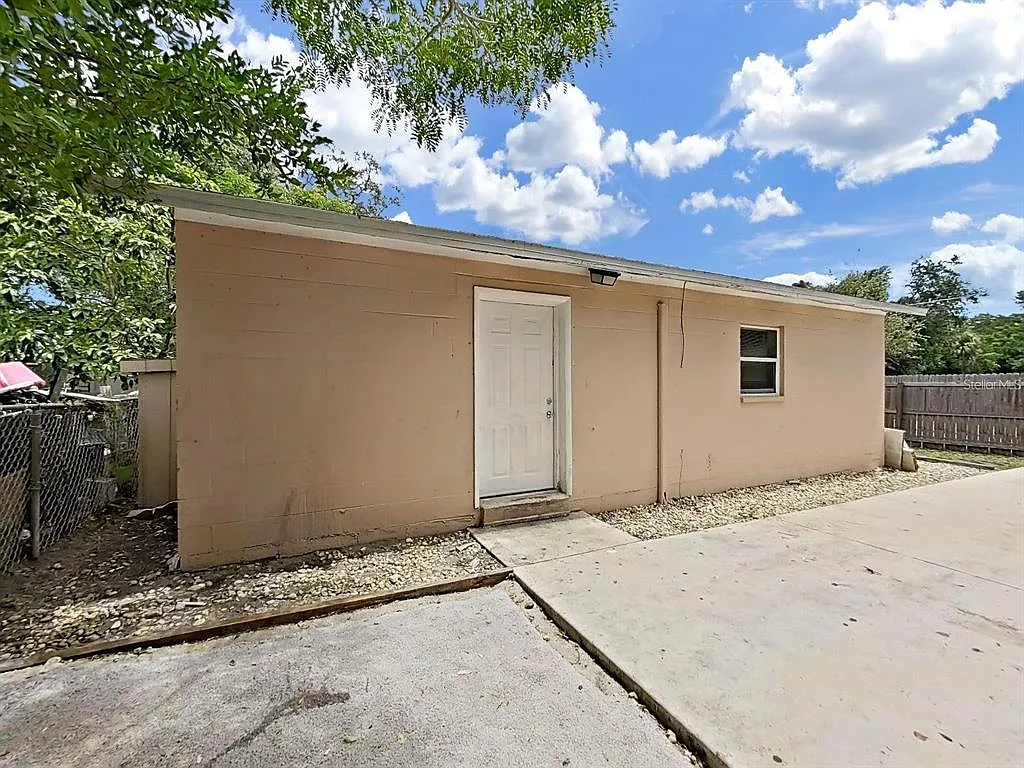 3 bed, 2.0 bath, 856 sqft, $1,800 — Photo 1