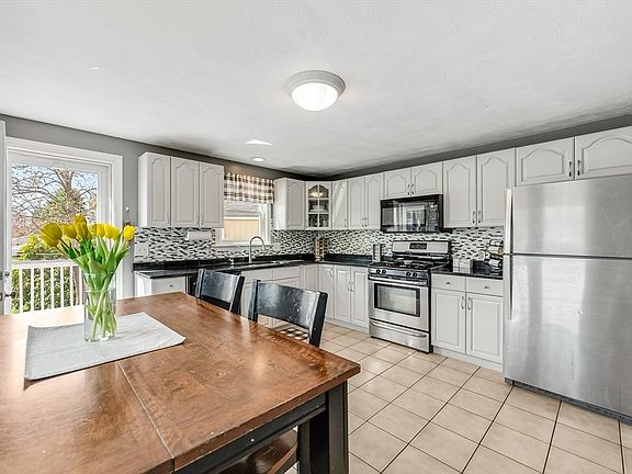 3rd image of 72 Norwich Rd