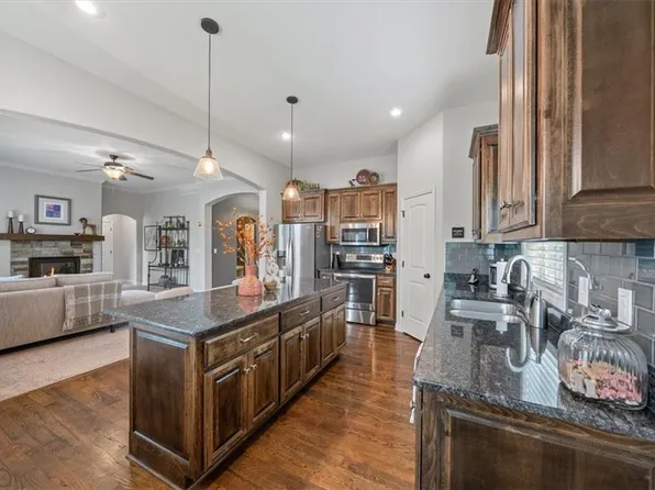 19647 W 121st St, Olathe, KS 66061