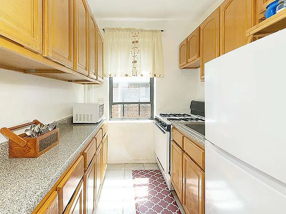 3rd image of 3015 Riverdale Ave APT 6A