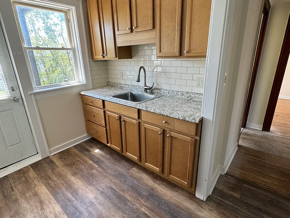 1164 Kenmore Ave #11
