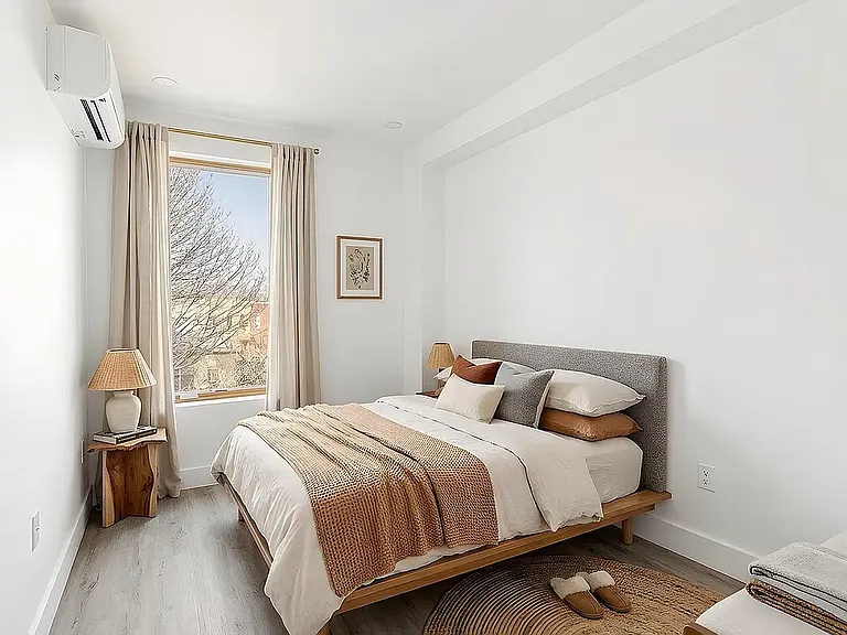 135 Moffat St #2RR — Photo 4