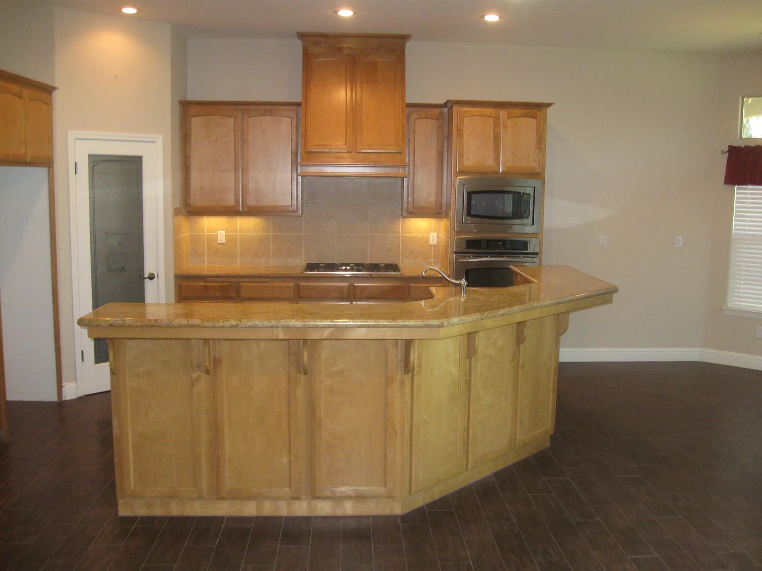 4 bed, 2.5 bath, 2432 sqft, $3,500 — Photo 3