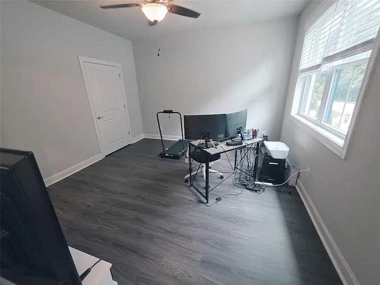 8020 Linfield Way — Photo 9
