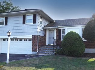 14 Forest Dr, Plainview, NY 11803