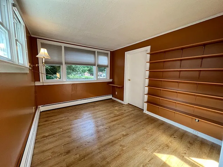 569 Whitney Ave #1R — Photo 8