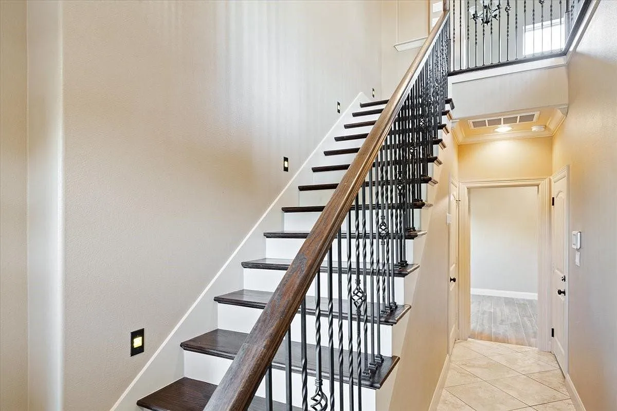 3 bed, 3.5 bath, 2174 sqft, $2,400 — Photo 3