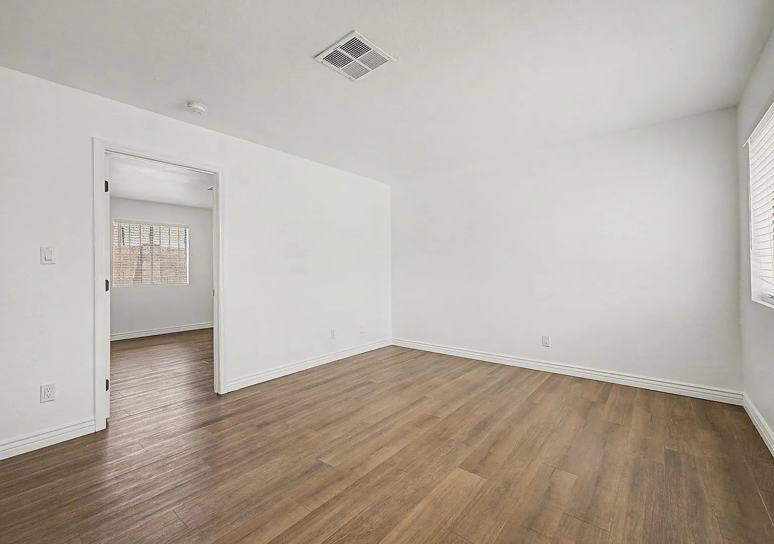 1 Bedroom Unit In Prime Phoenix Location / Move In Special - Two Weeks Free Rent — Photo 4