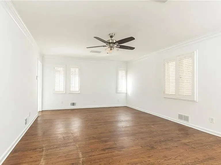 2580 Hawthorne Dr — Photo 3