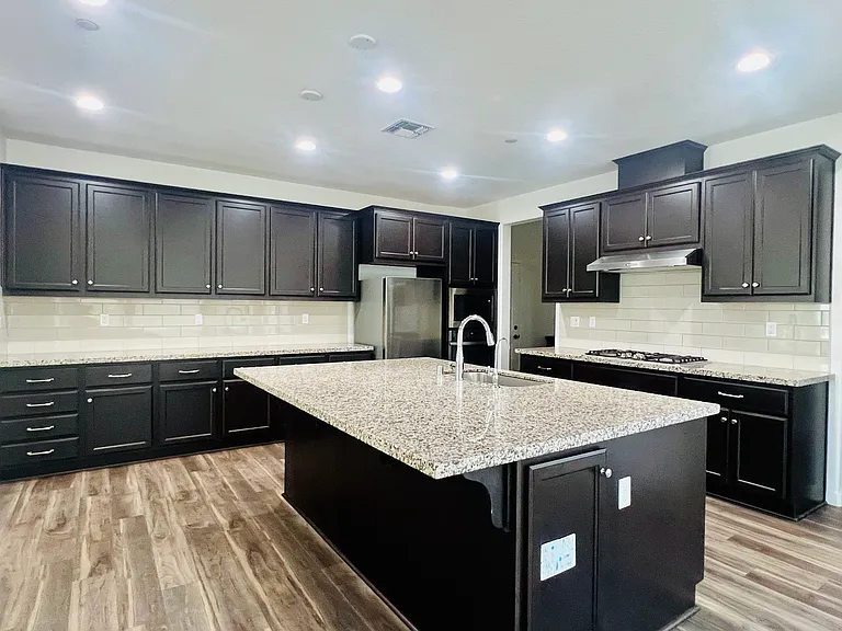304 E Angelina Ave — Photo 10