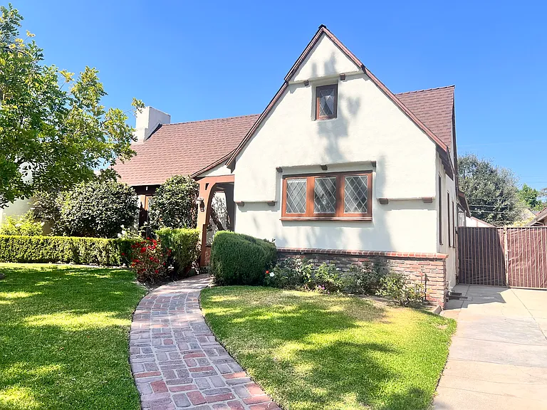 324 N Story Pl — Photo 2