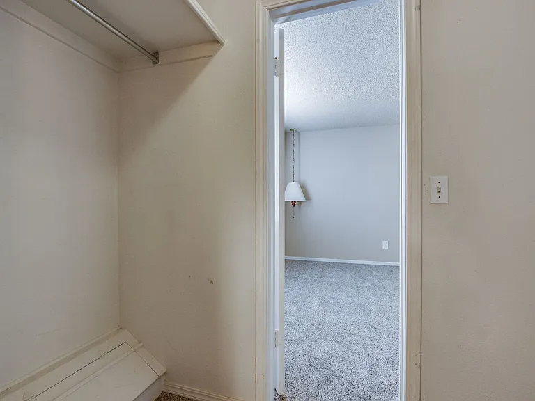 6060 Nw Expy #C — Photo 27