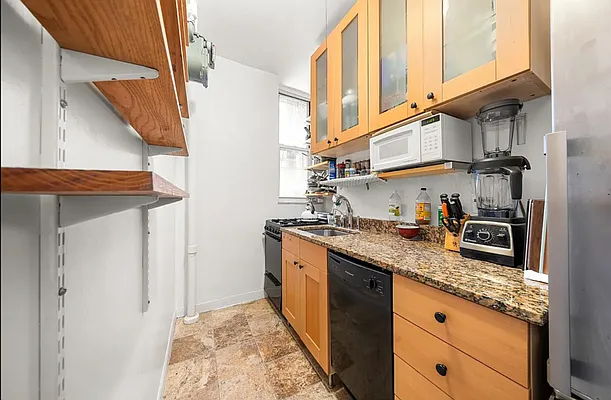 Rented by SERHANT. | media 9