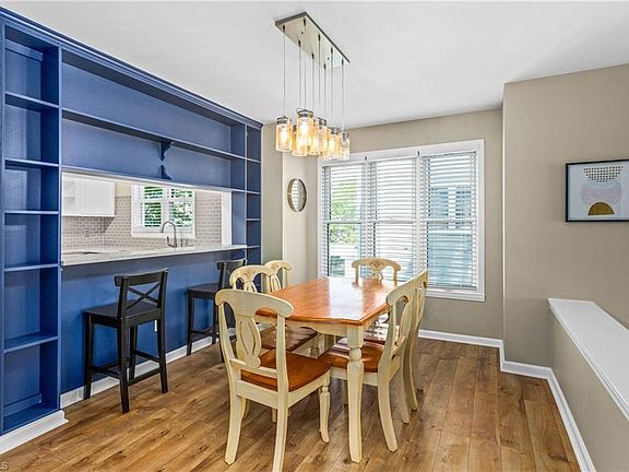 4th image of 233 Oakwood Ct