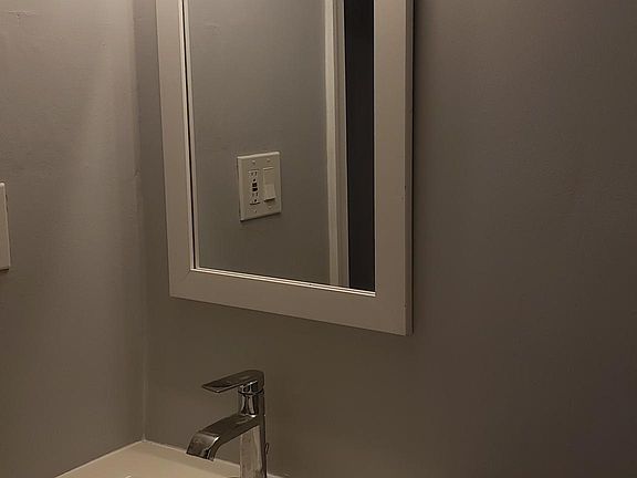 Powder room (1st floor)