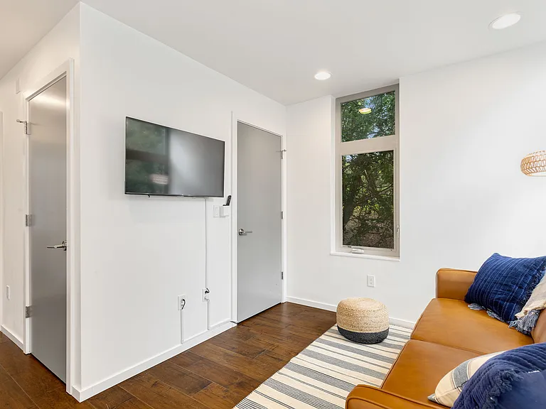 921 10th Ave E #B — Photo 11