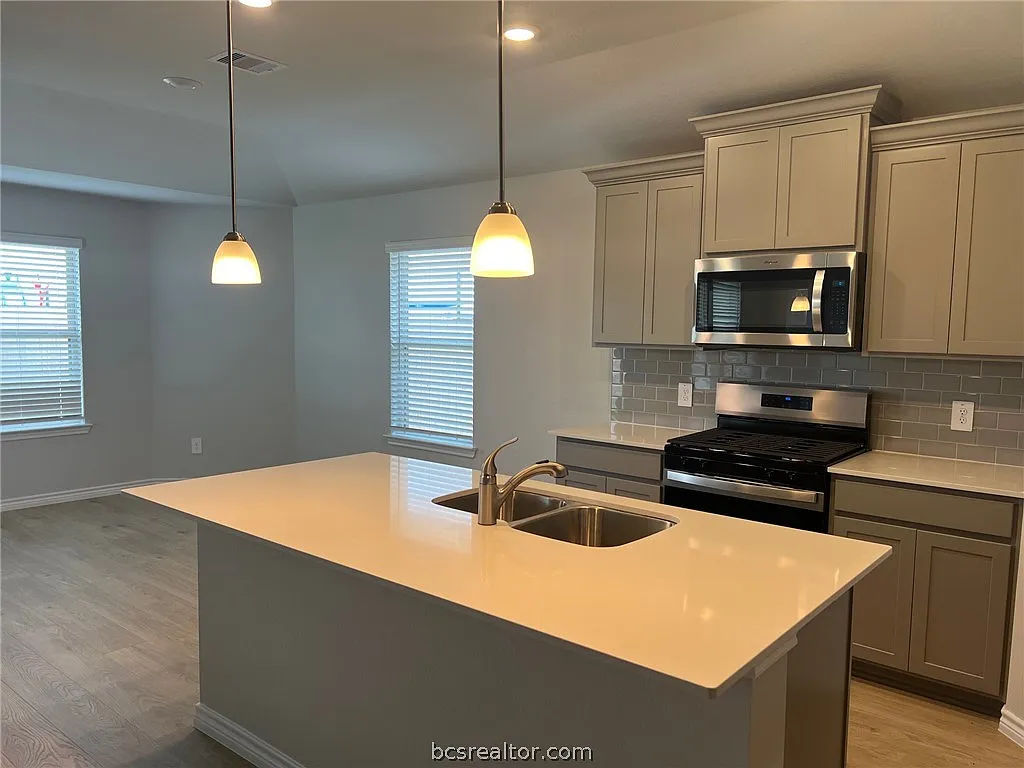 3 bed, 1326 sqft, $2,290 — Photo 4