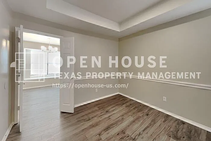 546 Newberry St — Photo 9