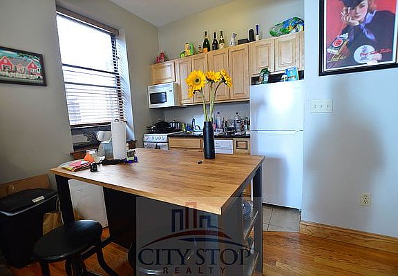 4th image of 38 W 74th St APT 3C