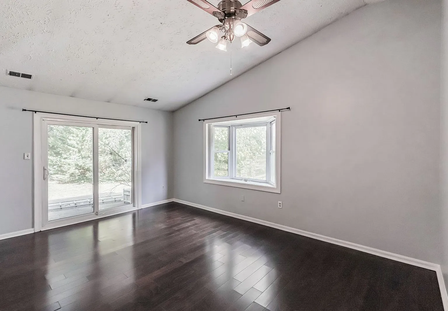 3 bed, 1.5 bath, 1257 sqft, $2,550 — Photo 3