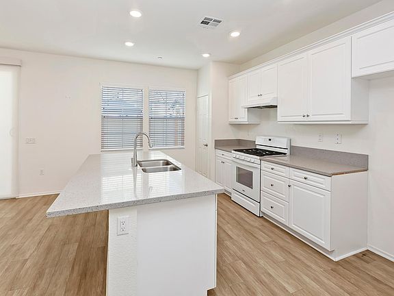 3rd image of 41936 Pedraza St