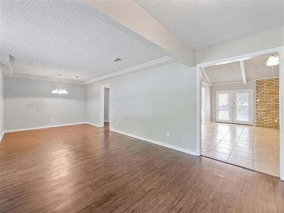 4th image of 606 W Red Bird Ln