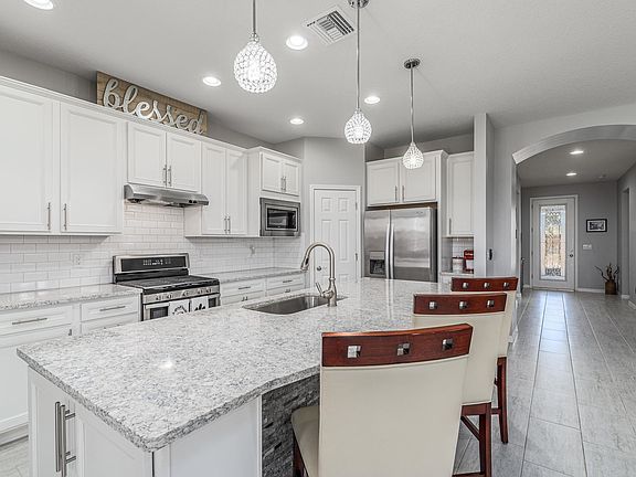5th image of 644 SE Monteiro Dr