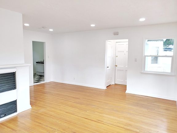 4th image of 1111 N Doheny Dr APT B
