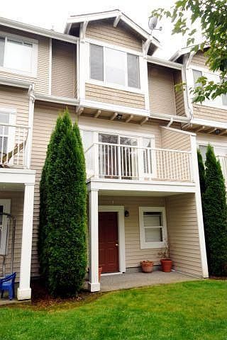 Lush Backyard Patio & Balcony