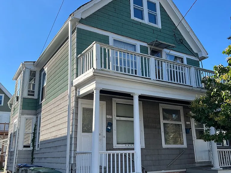 1729 N Warren Ave — Photo 1