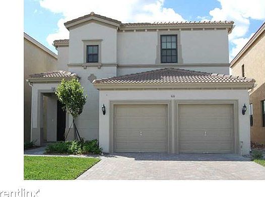 Single family home with 2 car garage