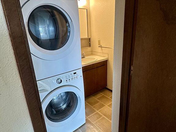 4th image of 2141 Eastview Pl #B