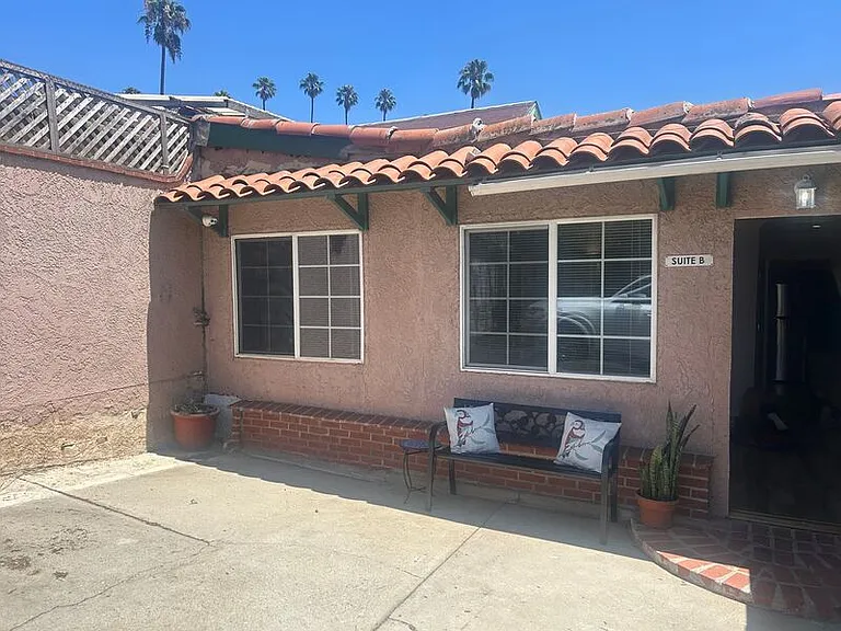 2823 Hyperion Ave #B — Photo 2
