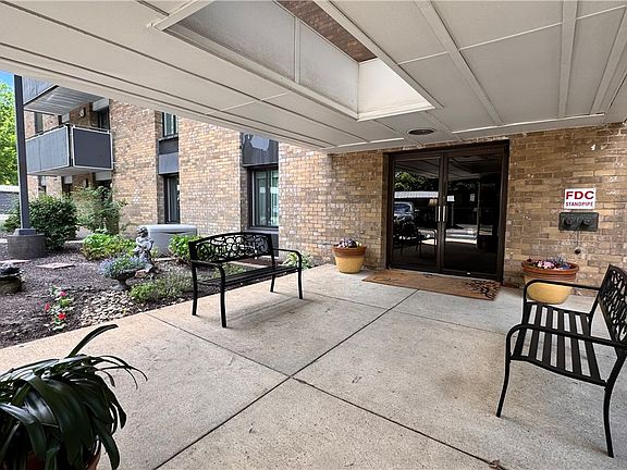 5th image of 820 E Beau St #1G