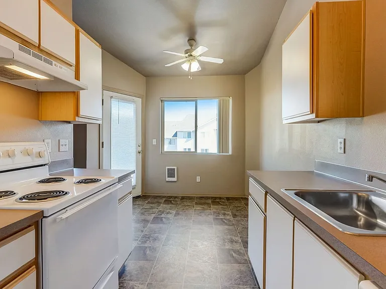 Kitchen/Dining Kitchen/Dining